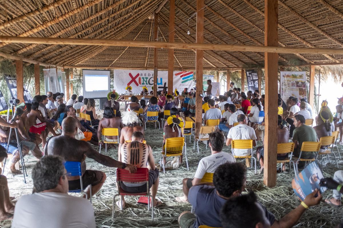 Imagem mostra assembleia no 4º encontro da Rede Xingu +, que reuniu 130 lideranças de 14 povos indígenas e ribeirinhos para firmar uma aliança pelo futuro da floresta e discutir estratégias de defesa dos seus direitos