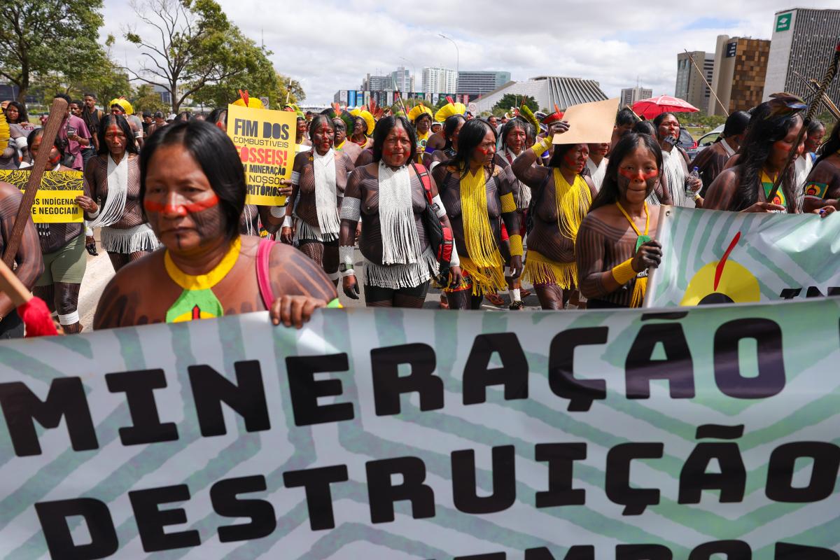 Indígenas protestam contra a mineração em suas terras durante o ATL 2025, em abril do ano passado | Fábio Rodrigues Pozzebom / Agência Brasil