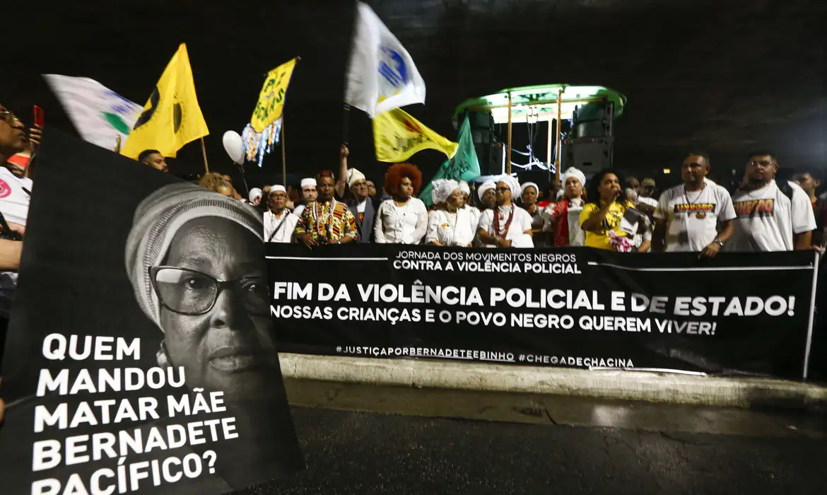Imagem mostra protestos pedindo justiça para Mãe Bernadete