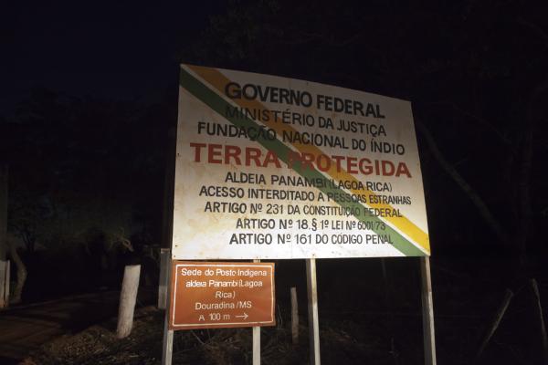 Placa de identificação na aldeia Panambi, hoje dentro dos limites TI Panambi-Lagoa Rica | Tatiana Cardeal