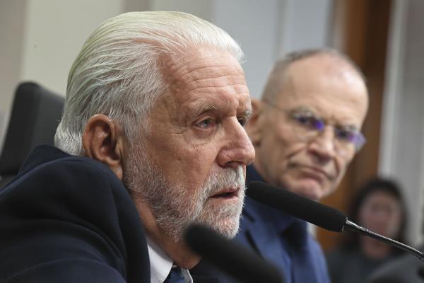 O líder do governo, Jaques Wagner (PT-BA), e o presidente da CMA, Fabiano Contarato (PT-ES) | Edilson Rodrigues / Agência Senado