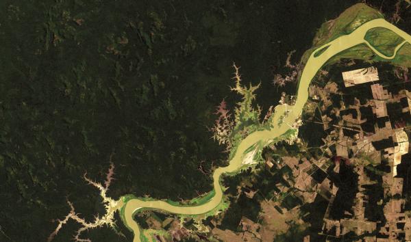 Desmatamento às margens do Rio Madeira (RO). Parte da devastação foi provocada pelas obras da hidrelétrica de Jirau. Sem um licenciamento ambiental adequado, grandes empreendimentos como esse tendem a provocar desmatamento | Coordenação Geral da Observação da Terra / Inpe